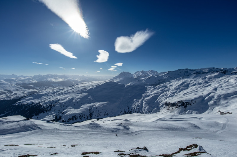 Ausblick Richtung Obersaxen und Brigels. Unten wird die 44 leider schon geschlossen (nach 15:30 Uhr).