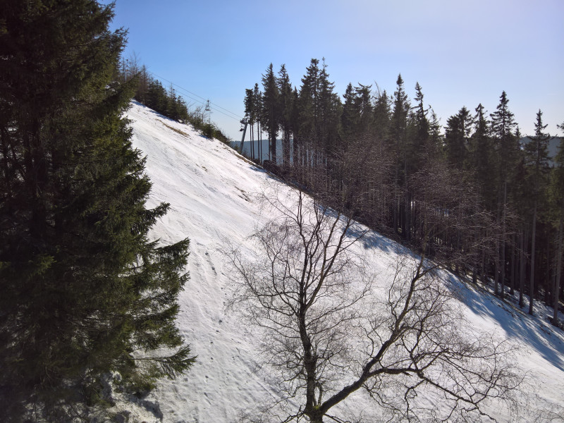 einzige Stelle auf der 3 wo Dreck durchkam, sonst volle Schneeauflage