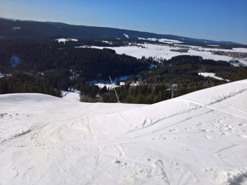 Start der 3 mit den ersten beiden Depots, die Abfahrt wurde fleißig genutzt und war für uns das Highlight des Tages wenn man die restlichen Pisten bewertet