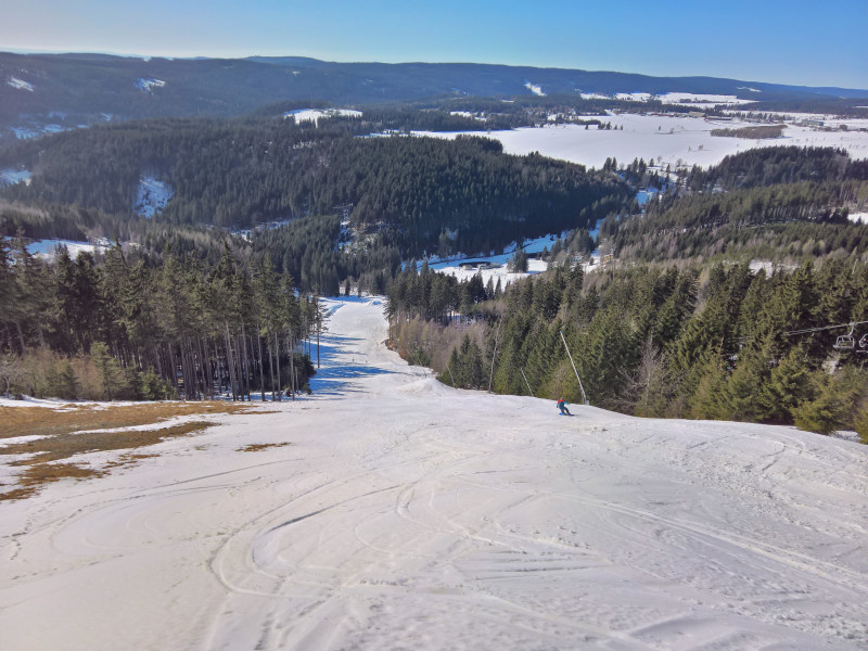 hier links ist die Piste nicht in voller Breite mit Schnee bedeckt bzw. "präpariert"