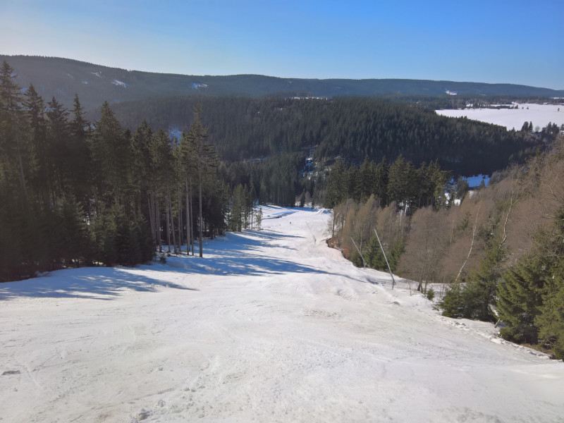 selber Standort, Blick talwärts (dank schattenspendender Bäume wird das noch lange halten)