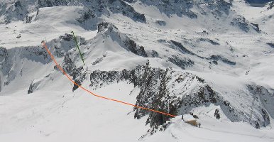 Aufnahme von oberhalb Cresta Rossa , etwa 3750m, im Frühjahr 2005 anlässlich der Exkursion mit Trincie.
<br />Rot die nun obsoltete Linienführung, grün die mögliche Trasse des neuen Funifors bis Pta.Indren (Talstation etwas tiefer, hinter dem Bergrücken).