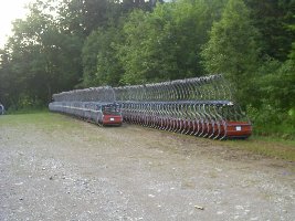 Alte Doppelsessel in Reih und Glied