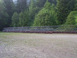 Alte Doppelsessel in Reih und Glied