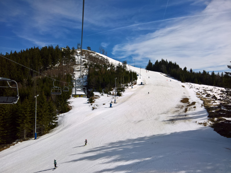 Eingeschränkte Pistenbreite nach dem Steilhang der 1+2, Buckel ab 11Uhr wie gehabt aber am Rand noch OK