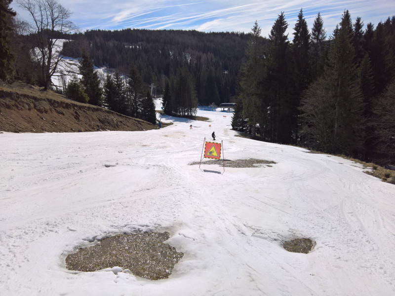 Auch hier wurden Löcher in der Piste mit Absperrungen versehen, schlauer wäre es aber wohl diese mit Depotschnee zu schließen