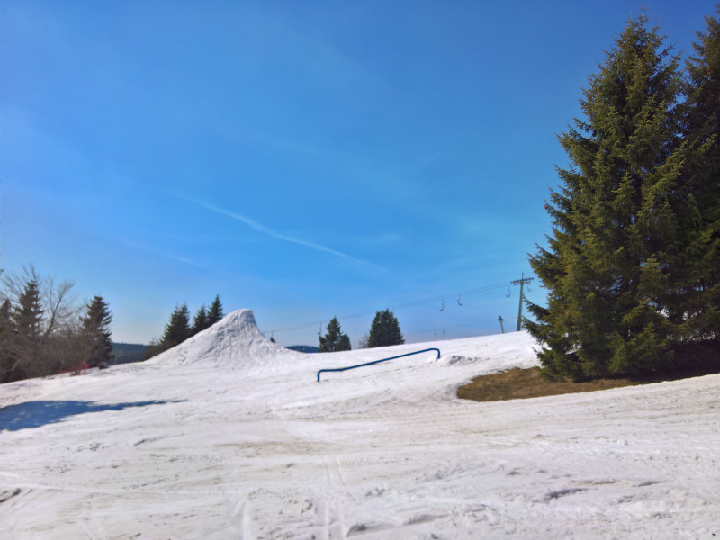 Riesige Quarterpipe, zudem hatte es zwei Corner sowie diverse Kicker und Rails