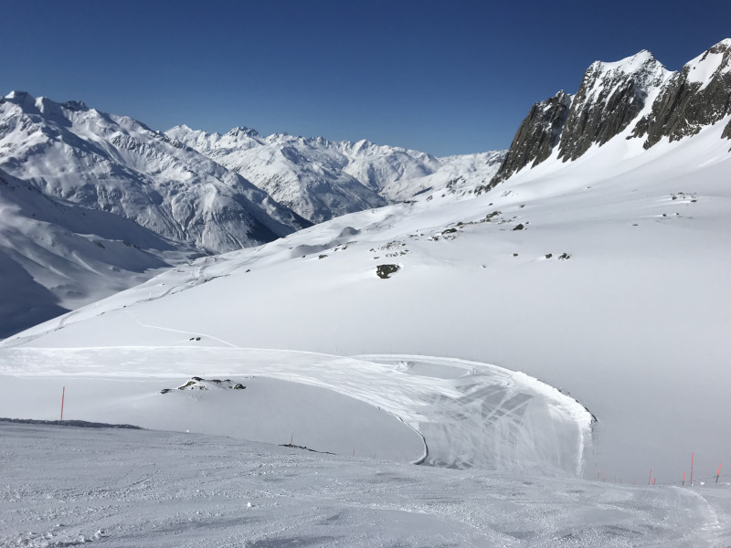 ...und von dort weiter Richtung Sedrun, während man auf den Pisten in die entgegengesetzte Richtung viel Platz hat.