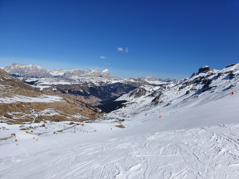 Blick vom Sass Becce (Belvedere Canazei) nach Arabba: links Frühling, rechts Winter