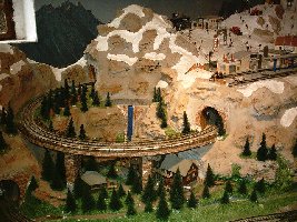 Das Höllental mit Brücke der Zugspitzbahn. Im Hintergrund der Schneefernerkopf