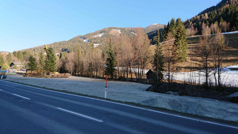 Bei der Hütte ist eine brücke