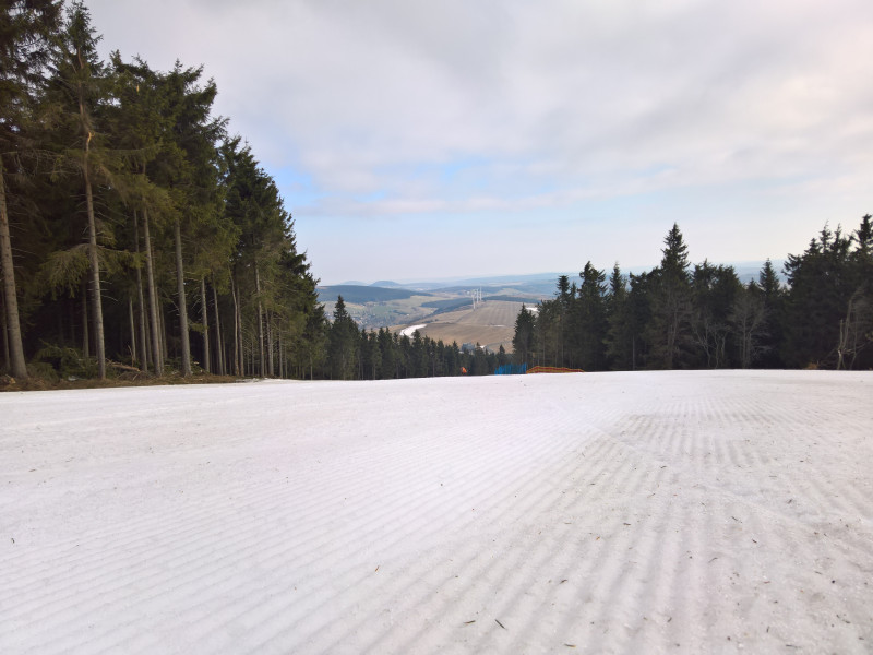 Damska (2) zwar hier und da von Nadeln etwas verschmutzter Schnee, aber ohne Mängel ... und morgens so schnell dass man am Funcross die Roller zum Abspringen nutzen konnte