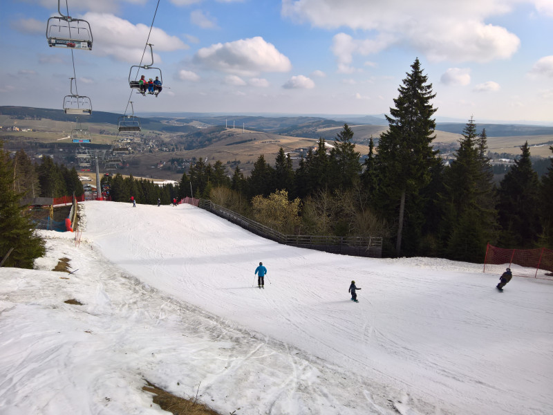 Brücke heute keine apere Stelle (es wurde dafür offenbar der Funcross verteilt denn der ist verschwunden), danach auf der linken Seite etwas dünn und Schoko-Schnee