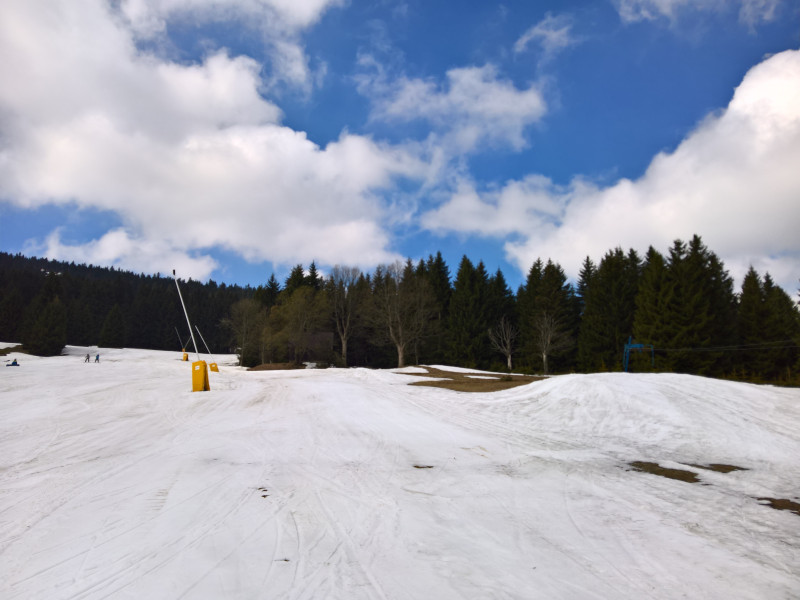 Reste vom Funcross, wobei diese Depots noch der Piste dienen können