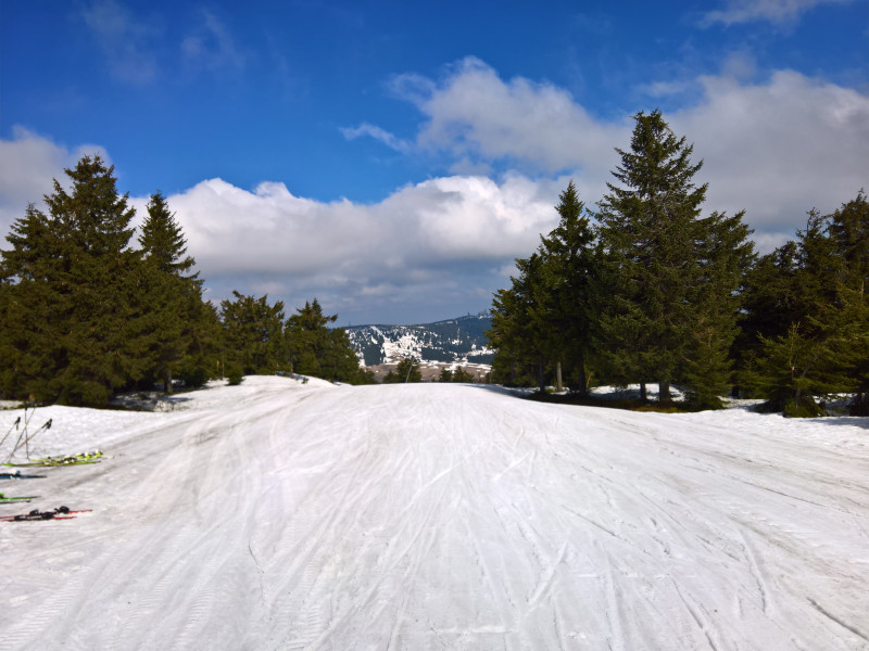 Turisticka (10) oben mit "Schöner Aussicht", der Naturschnee am Fichtelberg Südhang schwindet nun doch schnell