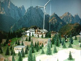 An der Bergstation der Hausbergbahn steht eine Windkraftanlage. Weiter geht´s direkt mit der DSB Kreuzjoch, oder weiter unten mit der DSB Kreuzwankl in Richtung Kreuzjoch.