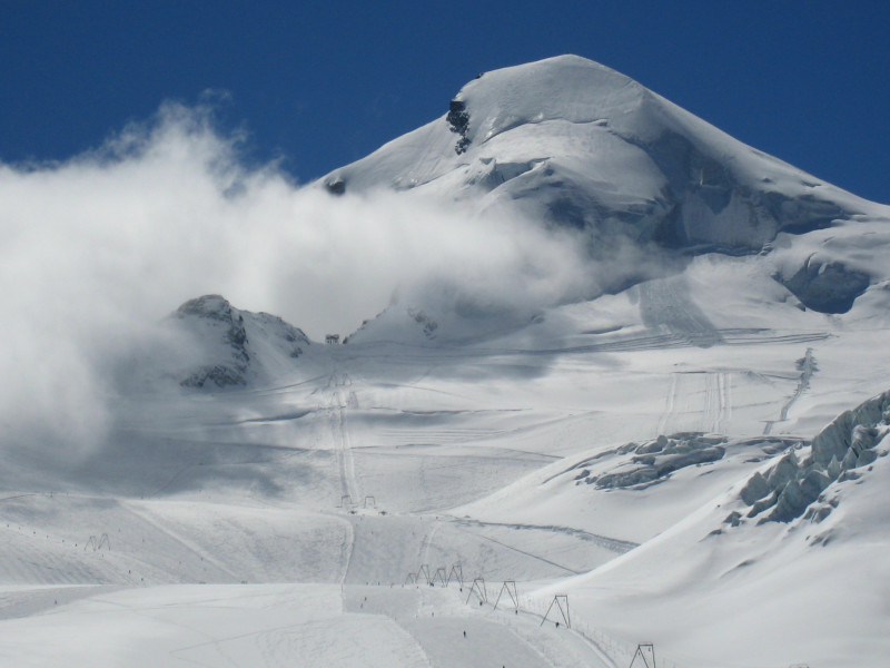 Gletscherskigebiet mit dem Allalinhorn 4027m, rechts kann man gut die heute abgesprengten Lawinen erkennen