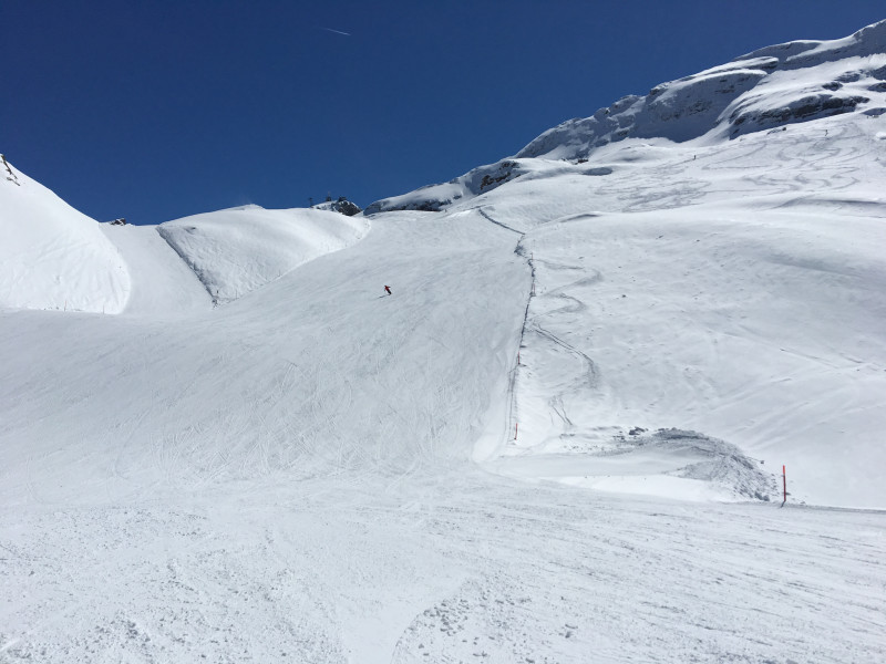 Sogar am Mittag keine Leute, beste Pisten und schönstes Wetter, ach ist das Leben nicht wundervoll.