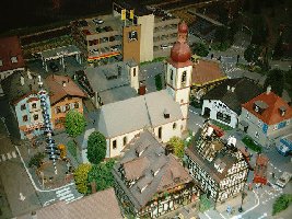 Innenstadt. Ganz rechts erkennt man die Talstation der Hausbergbahn.