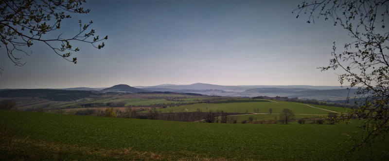 Sommerlicher Blick zum Bärenstein, Keilberg und Fichtelberg (v.l.n.r.), gut zu erkennen die noch schneebedeckten Pisten