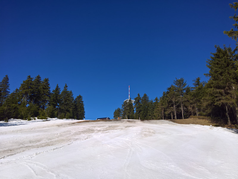 Blick bergwärts zum Beginn der Abfahrt und dem Stationsgebäude der 4KSB Cinestar, ein etwa 50m langer Bereich talwärts links nur etwa 1/3 der Pistenbreite (zwei Bullyspuren) verfügbar