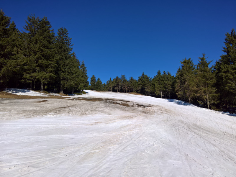 etwas weiter unten vor der Linkskurve dann talwärts rechts eingeschränkt in ähnlicher Länge