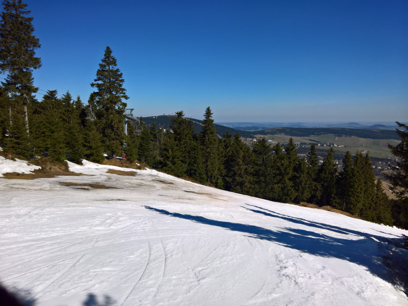 gleicher Standort talwärts blickend, außen ließ man die Piste abtauen, innen war es super wurde aber später tlw. dünn