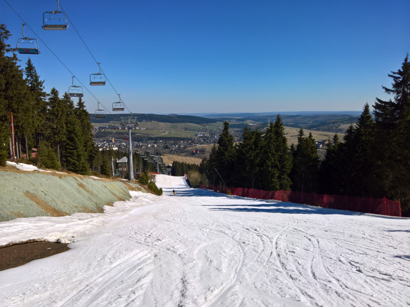 Mittelteil hervorragend, auch die Brücke und der Hang danach kein Problem (wenn auch mit braunem Schnee), jedoch ohne die alternative Umfahrung