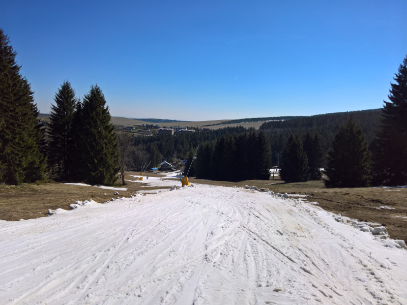 Schneeband in Bullybreite als Schluss der Piste und Zufahrt zur 4KSB Cinestar - zwar knapp aber hat gepasst (wurde später dann dünn und es kam hier und da Dreck durch)