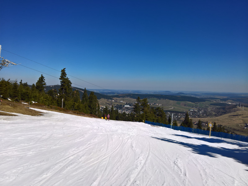 vom Plateau bis hinüber zum Beginn der Abfahrt alles blütenweiß (links der Bereich hoch zur Bergstation der 4SB Suzuki aber schneefrei), rechts die abgesperrte schwarze U Zabitého (4) wurde trotzdem gefahren