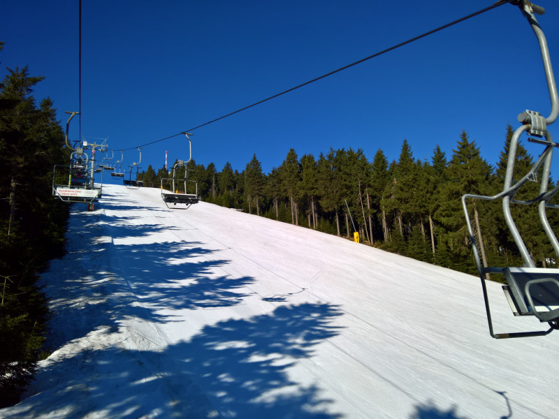 Mittelteil eine Carvingautobahn, der talwärts rechte Abschnitt noch bis zum Mittag sehr gut dank Schatten