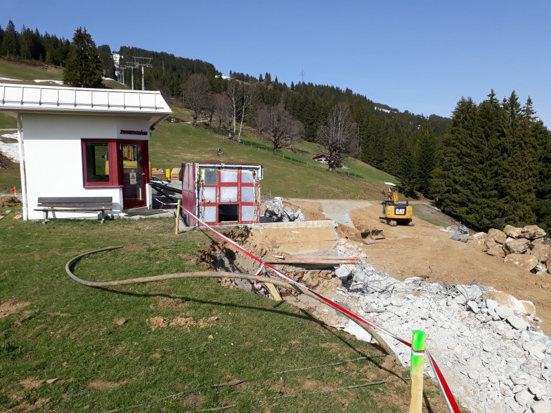 ^^Steinmauer rechts des Einstieges wurde abgetragen und die Fundamente freigelegt