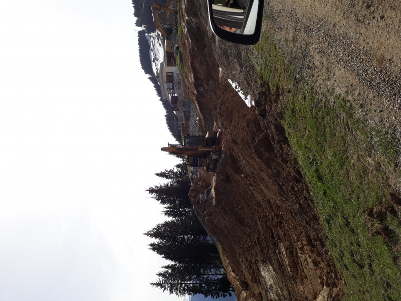 ^^Die neue Station kommt etwas teifer als die alte. Auf der Höhe des Baggers dürften die Garagen kommen, welche den Keller des Stationsgebäudes bilden.