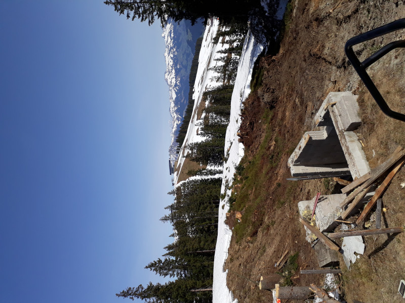 ^^Blick in Richtung Joch. Dort wird später der Bahnhof auf einer Stelze hinausragen