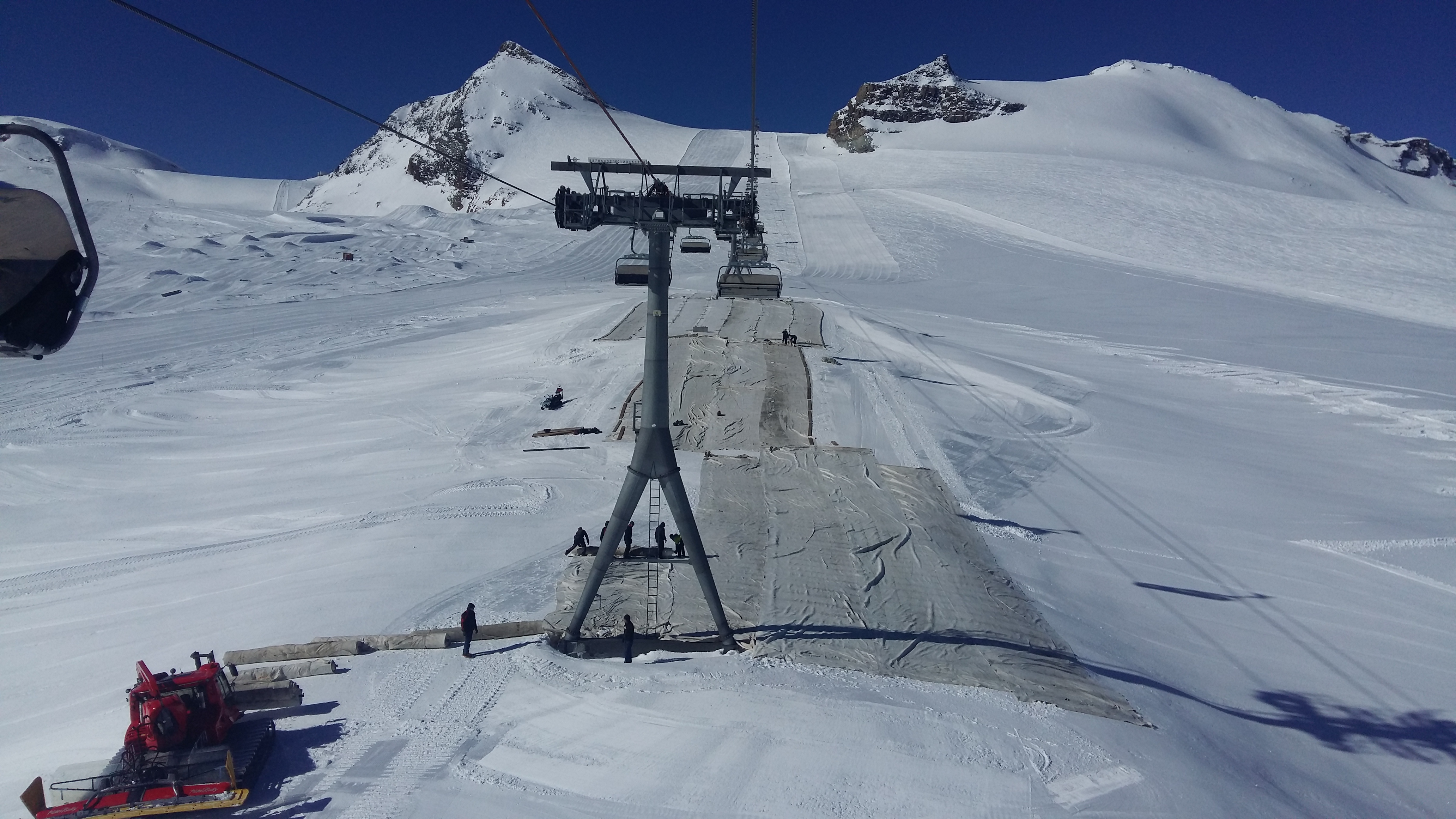 Heute wurde ein Teil des Gletschers am Furggsattel abgedeckt