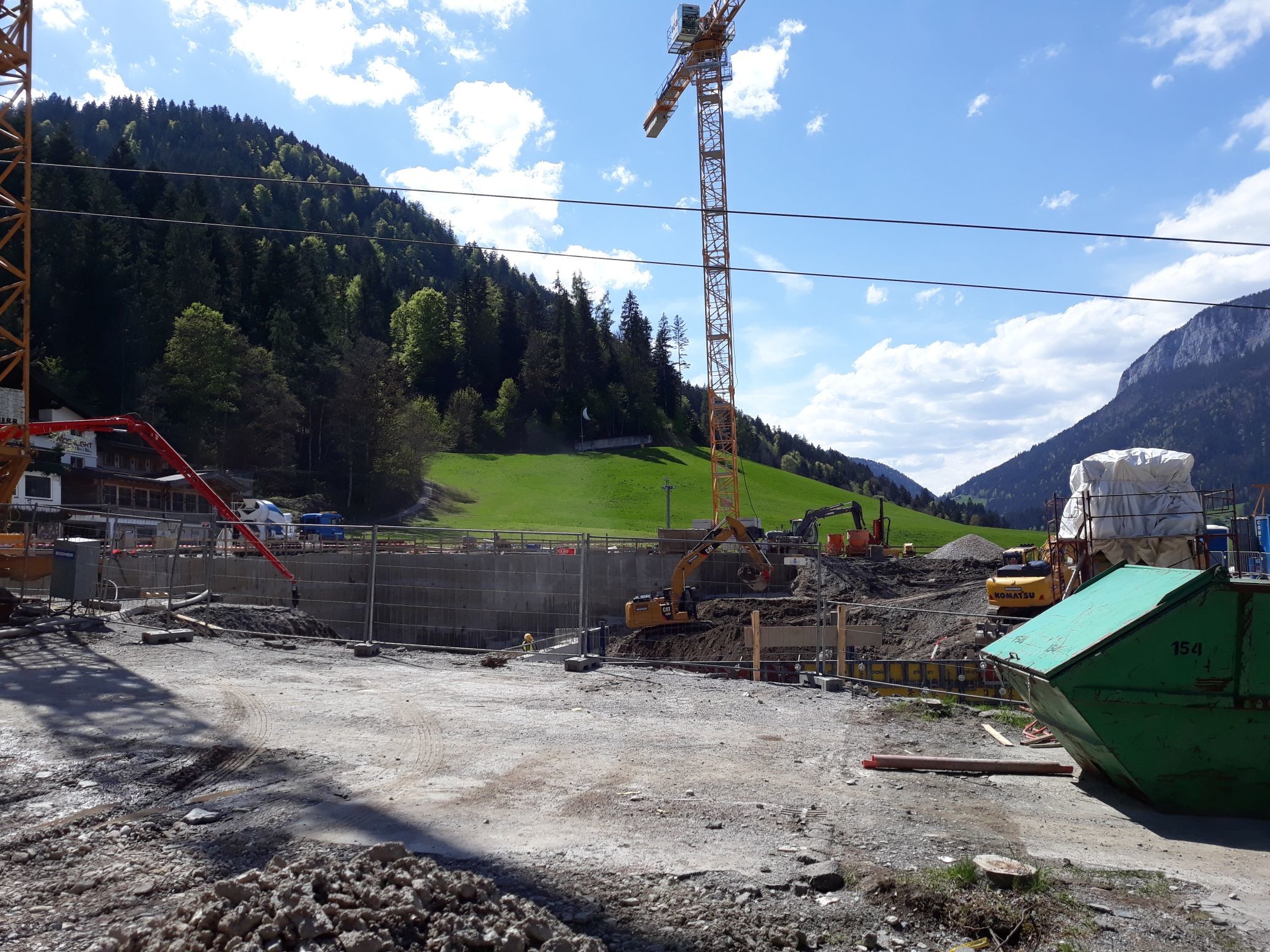 rechts hinterm Container ist ein massiver Pfeiler betoniert worden (Abspannung?)