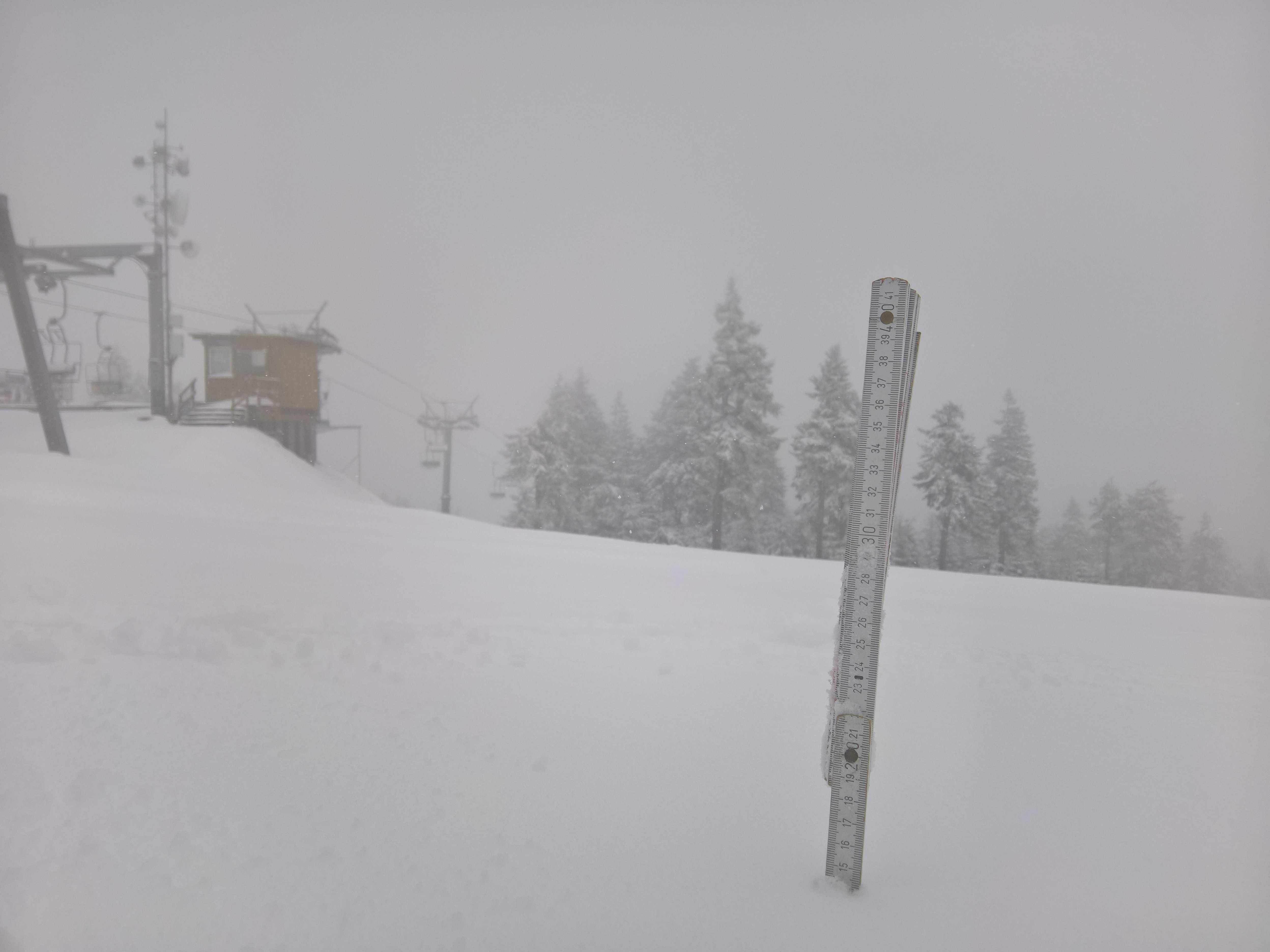 Schneehöhe am Berg knapp 15cm