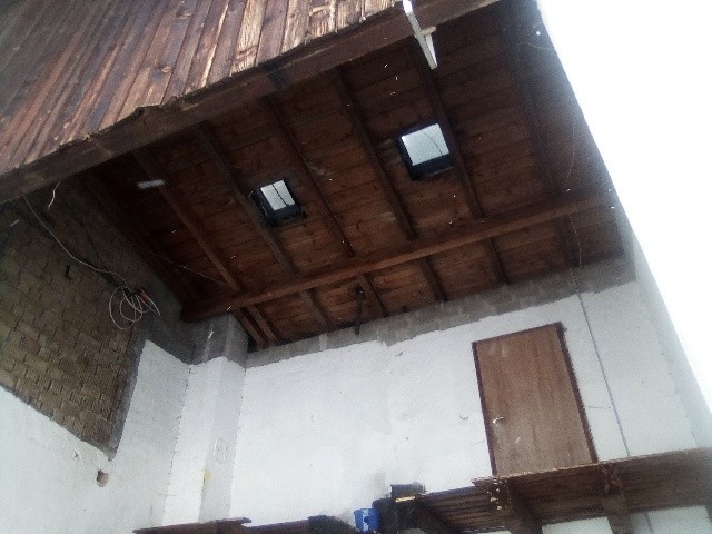 leere Talstation nur noch die Gehänge mit den Bügeln hängen noch nebenan