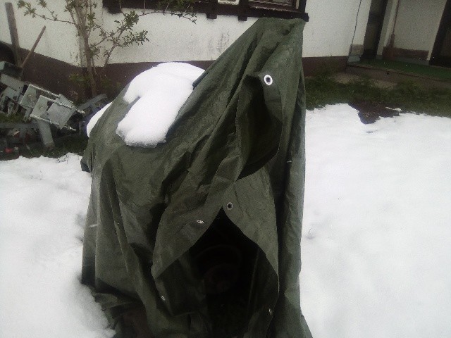 Hier der mit eine Plane abgedeckte Motor