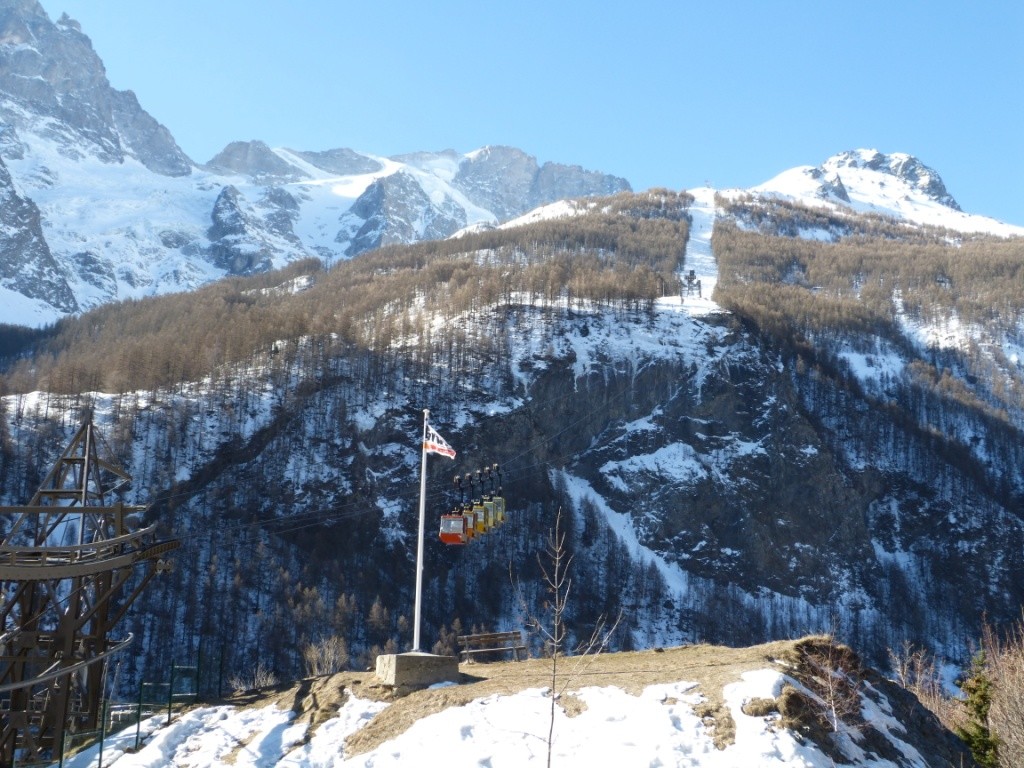 Talstation La Grave am Tag zuvor. Der Schein trügt. Nur die 1. Sektion war wegen zu heftigem Wind geöffnet
