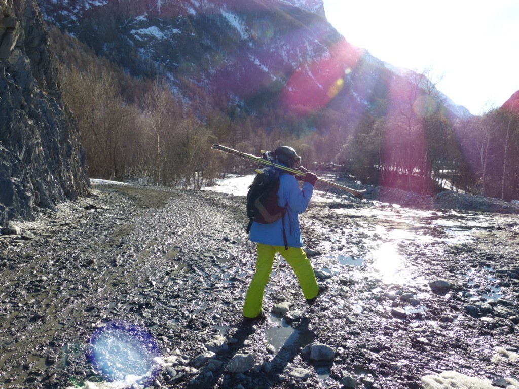 Ab hier heisst es dann Skier abschnallen und hochlaufen zur Talstation der GUB
