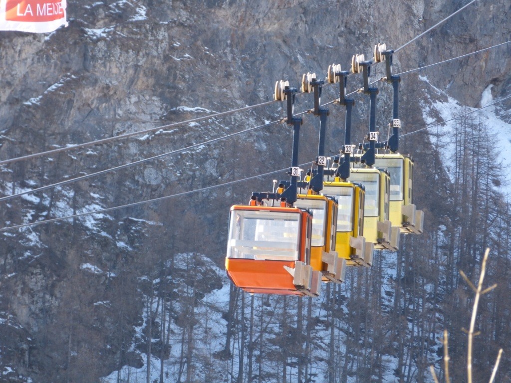 Ingendwie eine kultige Bahn. Hoffentlich bleibt sie noch lange erhalten. der Gletscherlift oben soll ja demnächst ersetzt werden
