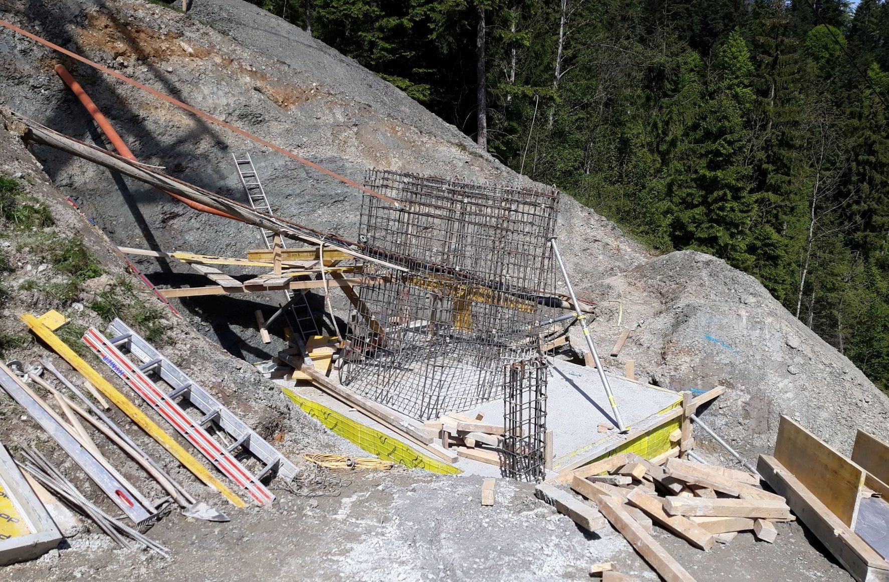 Fundament in Bau oberhalb von Stütze 6