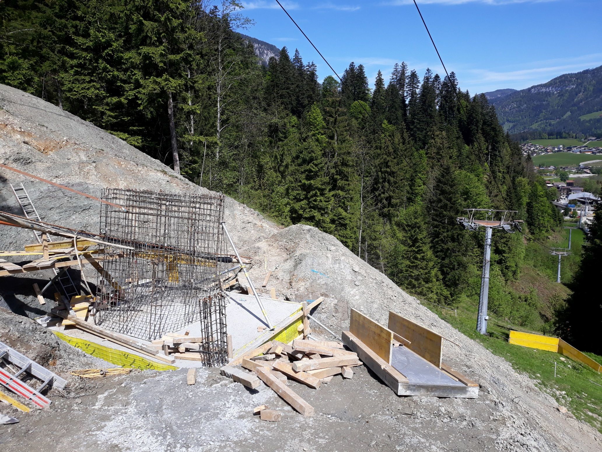 Die alten Versorgungskabel gehen durch das neue Fundament