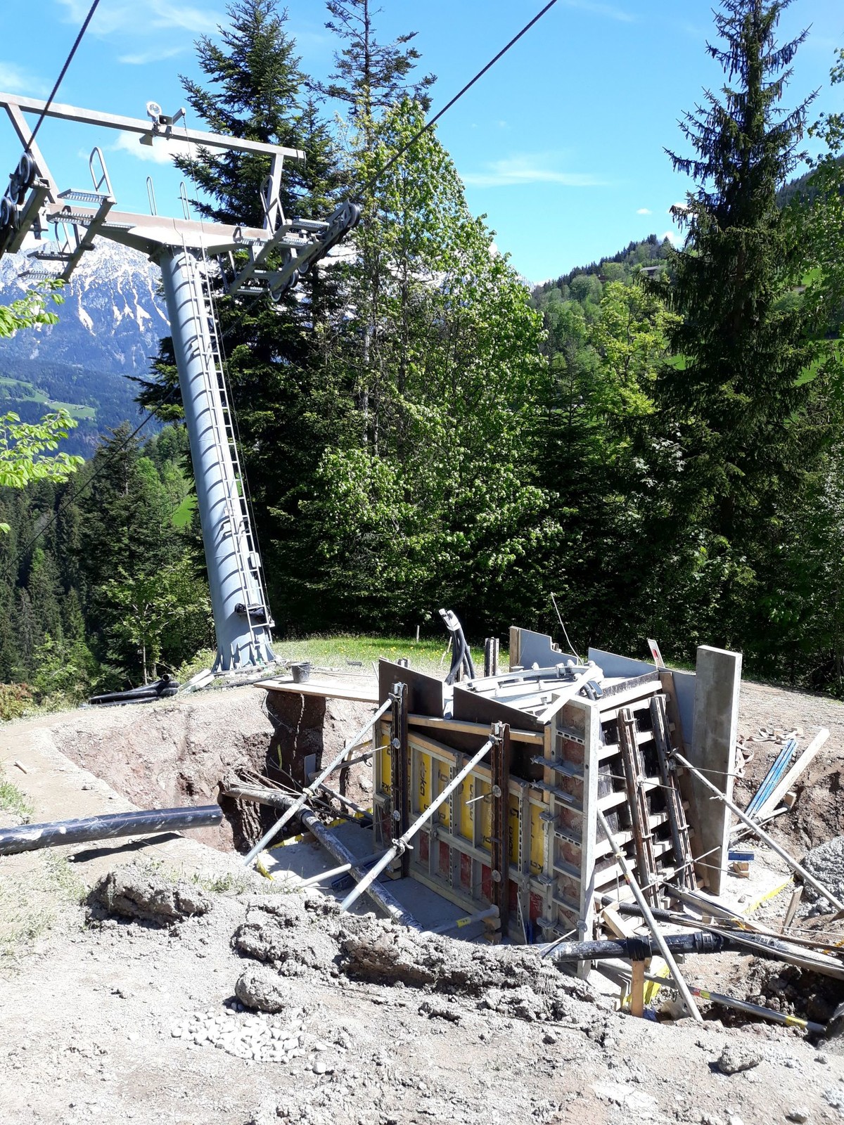 fertig betonierte Stütze oberhalb von Stütze 8, die Schablone für die Schrauben hat einen Durchmesser von 177 cm. Wird also eine mächtige Stütze.