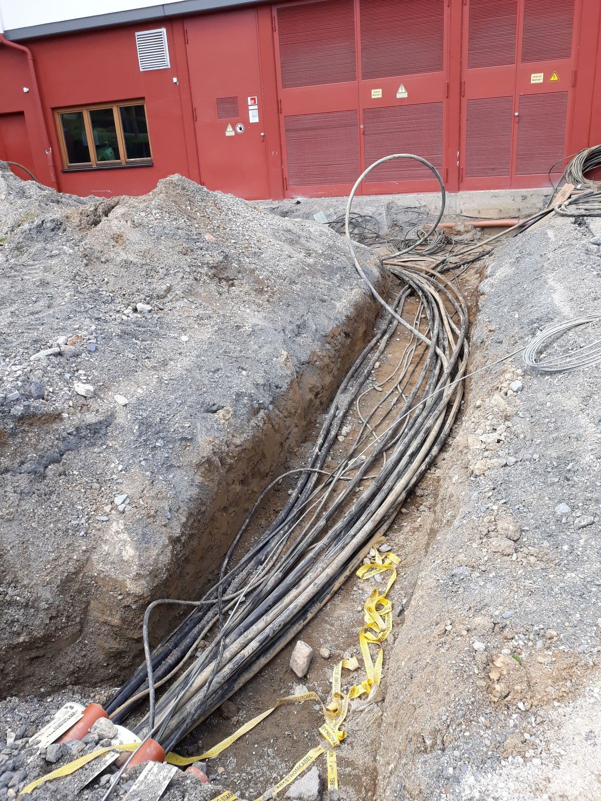 freigelegte Kabel neben der Bergstation