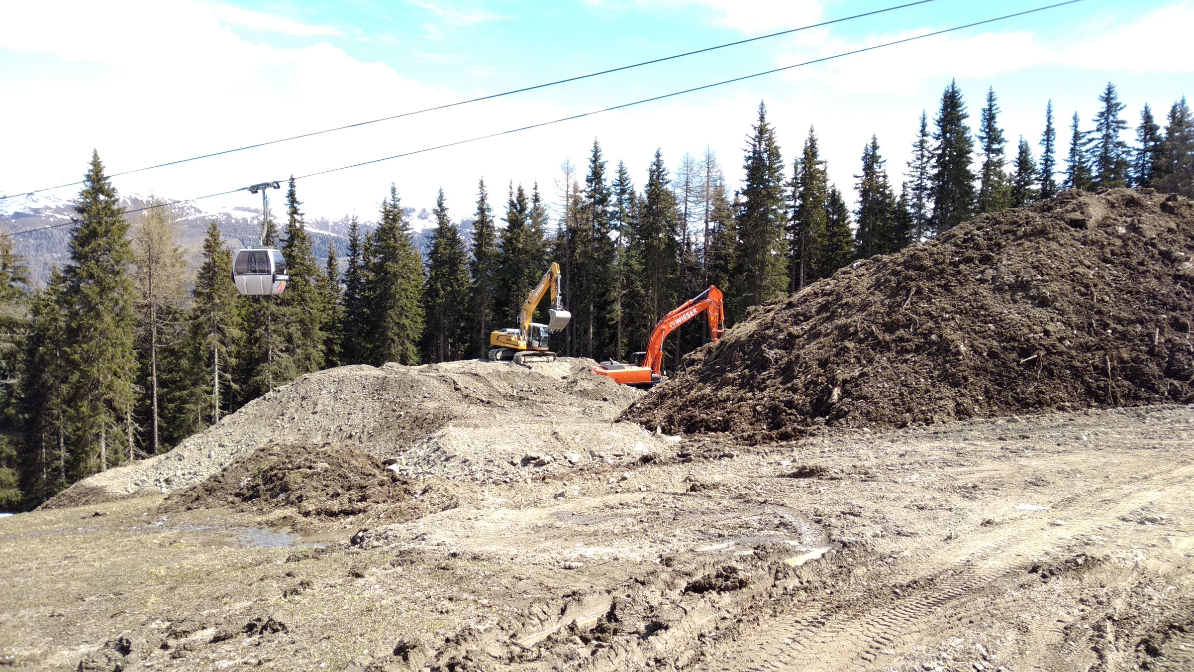 Baggerarbeiten neue Talstation Hasenköpfl neben der Luftstütze Nr.21 der 6 Kabinenbahn Helm Vierschach.