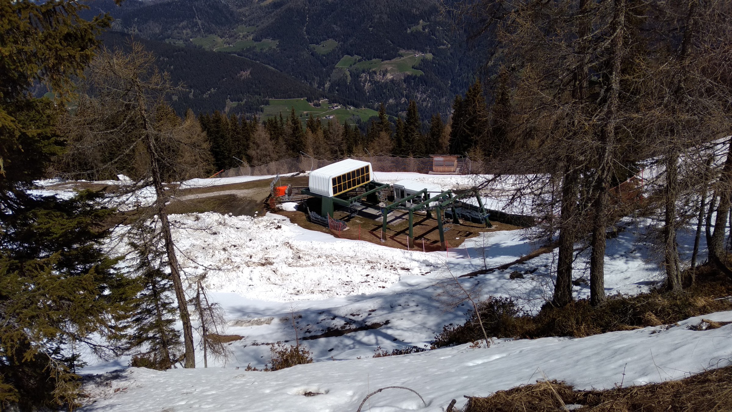 3er Sessellift Helm wartet noch auf seinen Abbau. Immernoch viel Schnee!