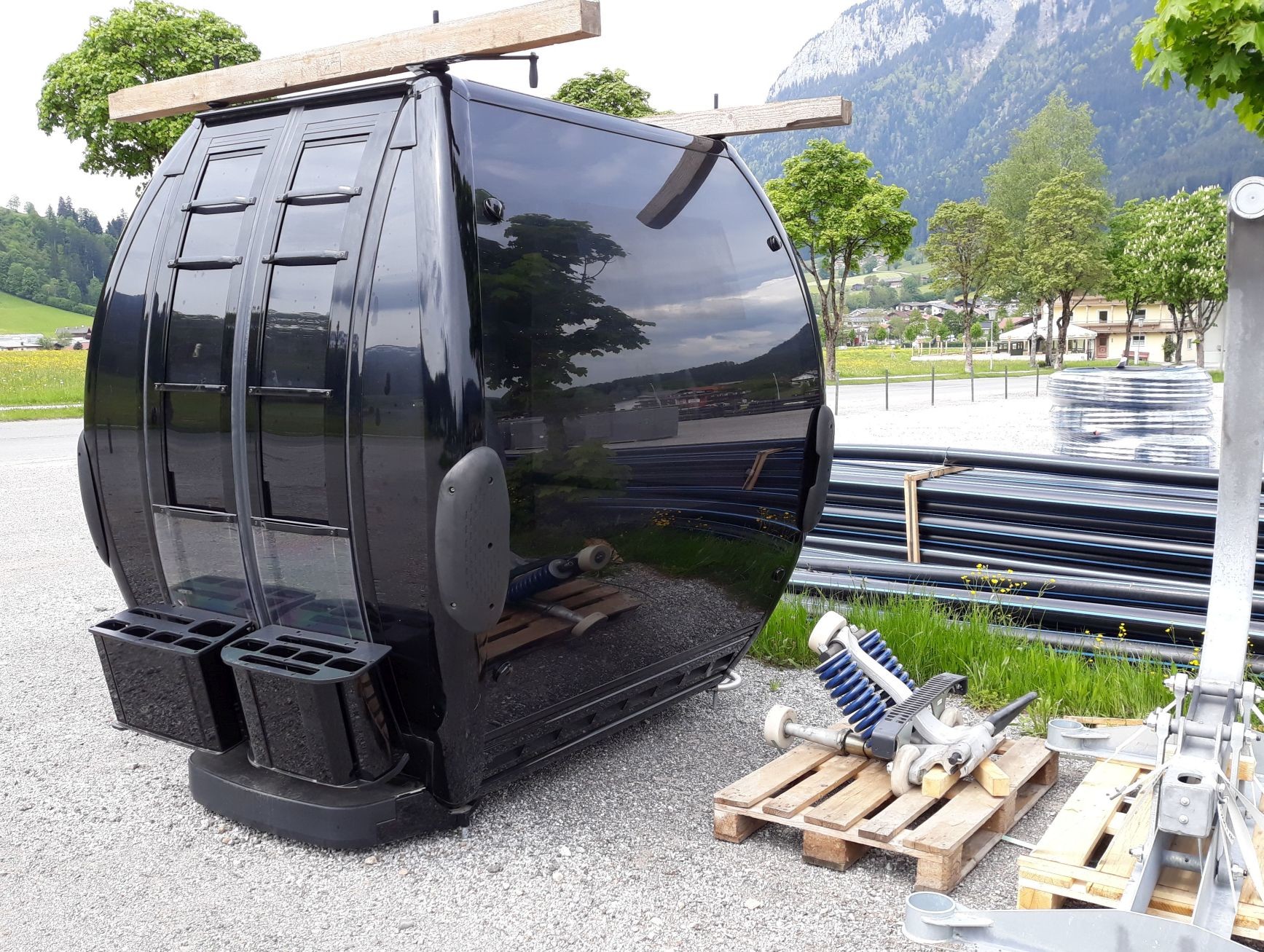 Eine Gondel ist jetzt da, wohl zu Ausstellungszwecken. Die tatsächlichen Gondeln werden - lt. meinem Wissen - ohne die Außenkästen kommen.