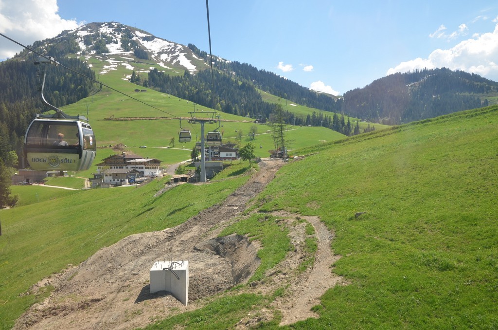 Blick von der EUB-Strecke auf die Keatpiste; im Vordergrund eines der neuen Stuetzenfundamente